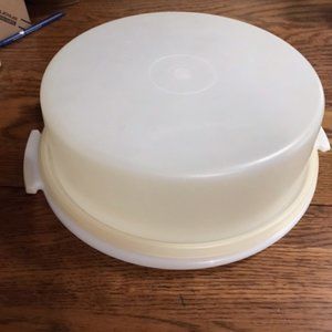 Vintage Round Tupperware PieTaker/Storage